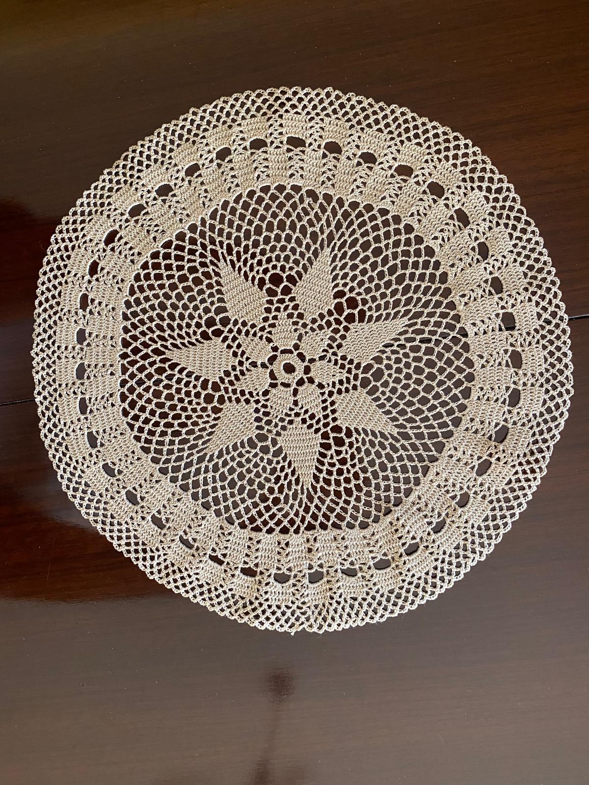 Centrino Uncinetto Modello Margherita – 35 cm - Filo di Scozia Ecrù