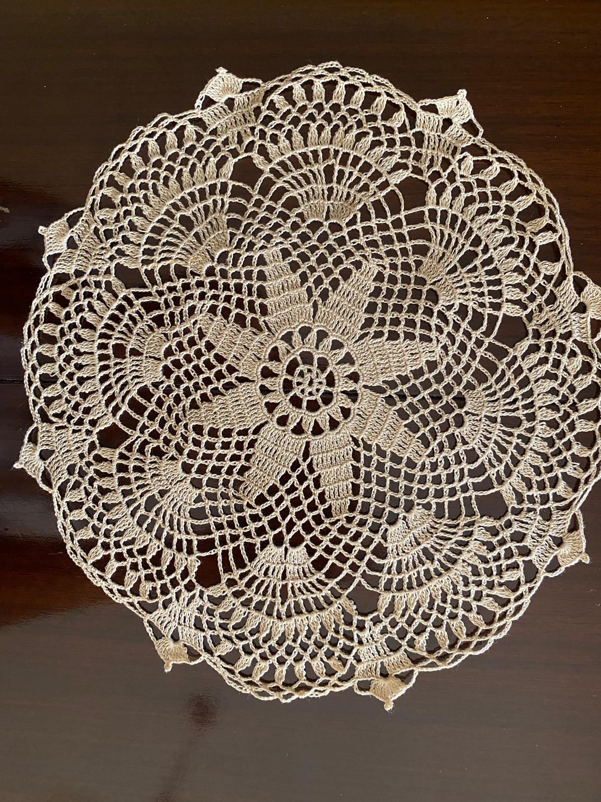 Centrino Uncinetto Modello 2 – 21 cm - Filo di Scozia Ecrù