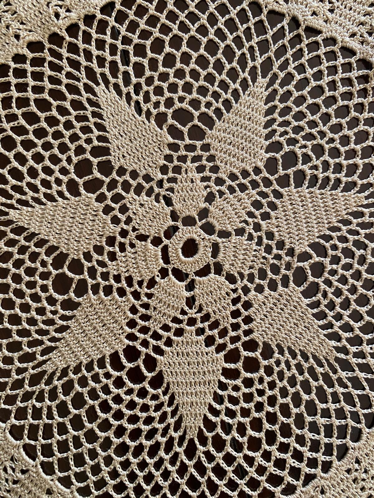 Centrino Uncinetto Modello Margherita – 35 cm - Filo di Scozia Ecrù