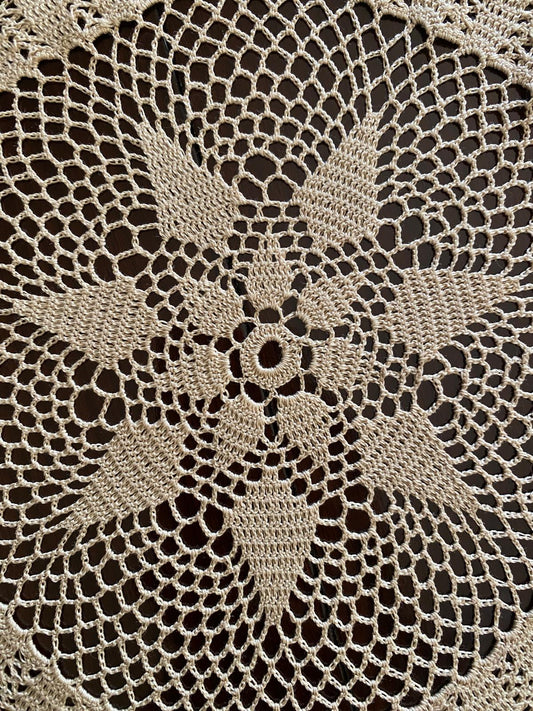 Centrino Uncinetto Modello Margherita – 35 cm - Filo di Scozia Ecrù