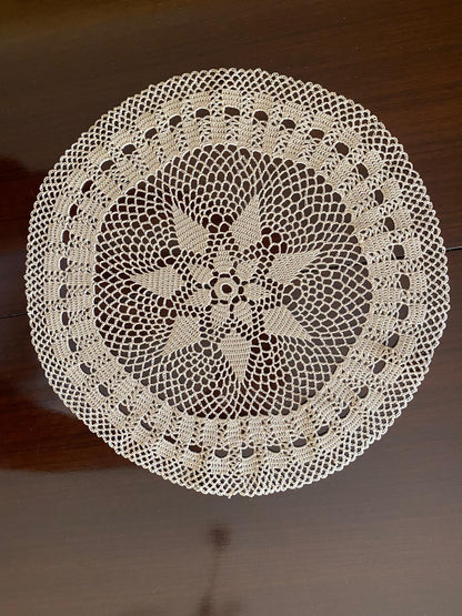 Centrino Uncinetto Modello Margherita – 35 cm - Filo di Scozia Ecrù