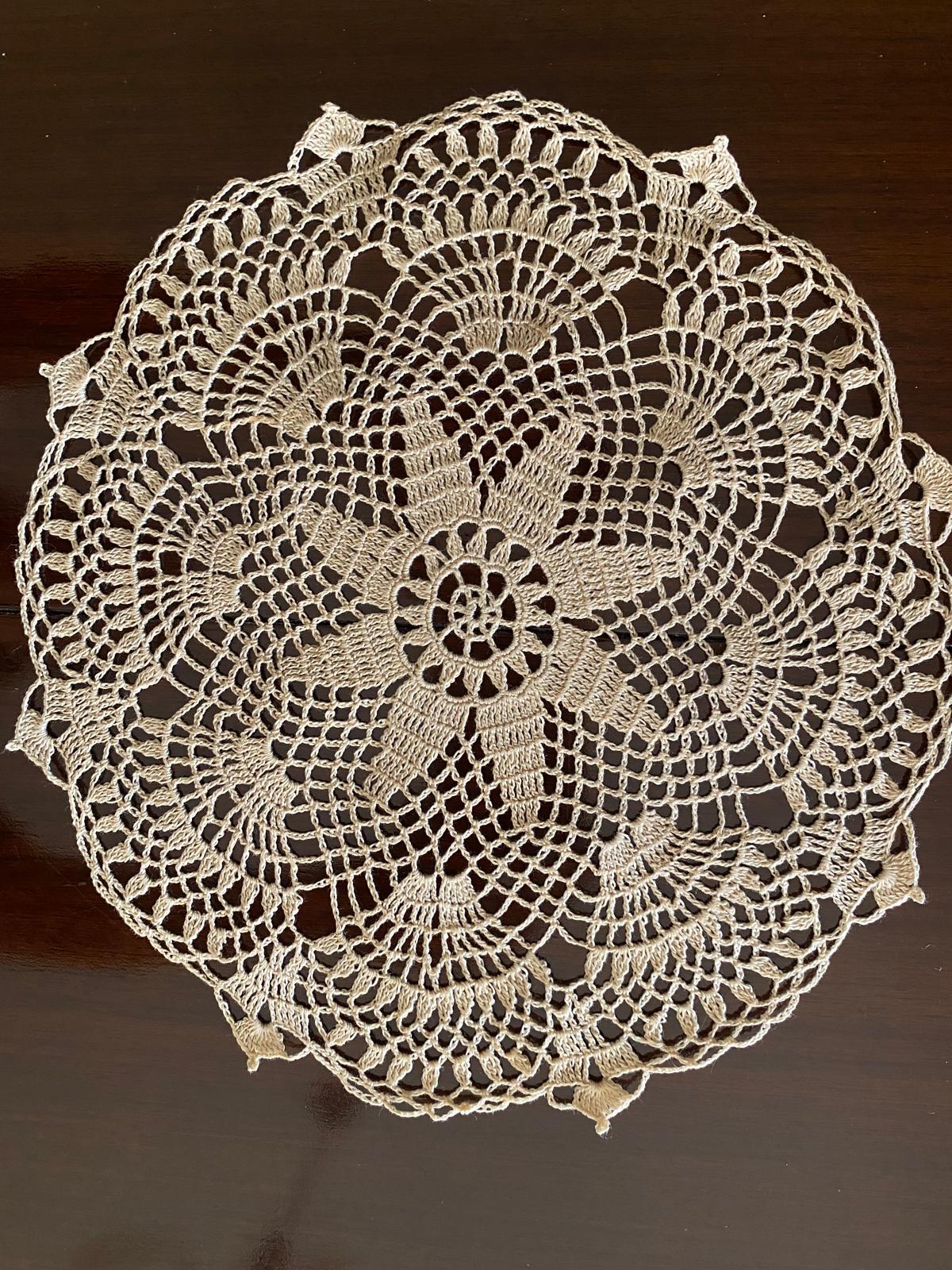 Centrino Uncinetto Modello 2 – 21 cm - Filo di Scozia Ecrù